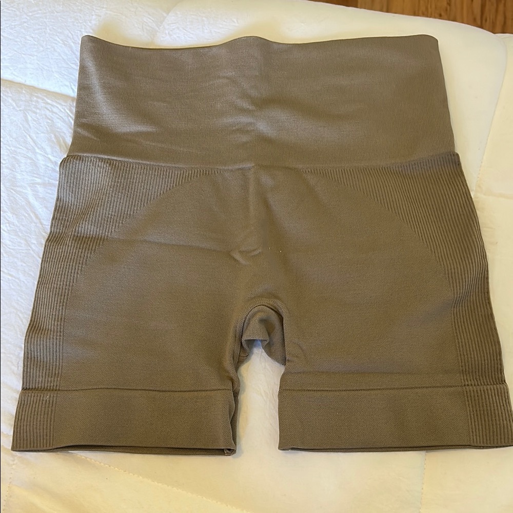 Set active tan biker shorts